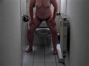 Lady-J – Ich stehe nackt über der Toilette – es plätschert schön