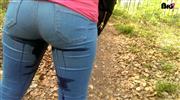 JennyJadore – Ich pisse meine Jeans im Wald ein