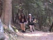 crazydesire86 – Zwei Frau laufen halb Nackt durch den Wald