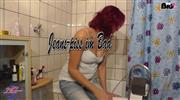 LinaLenz – Jeans-piss im Bad