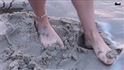 MissLu – meine Füße spielen im Sand